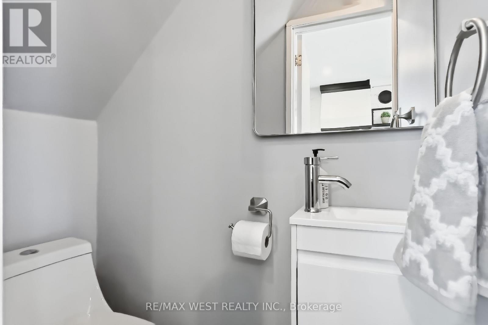 902 Woodbine Avenue, Toronto, Ontario  M4C 4B5 - Photo 18 - E12816118