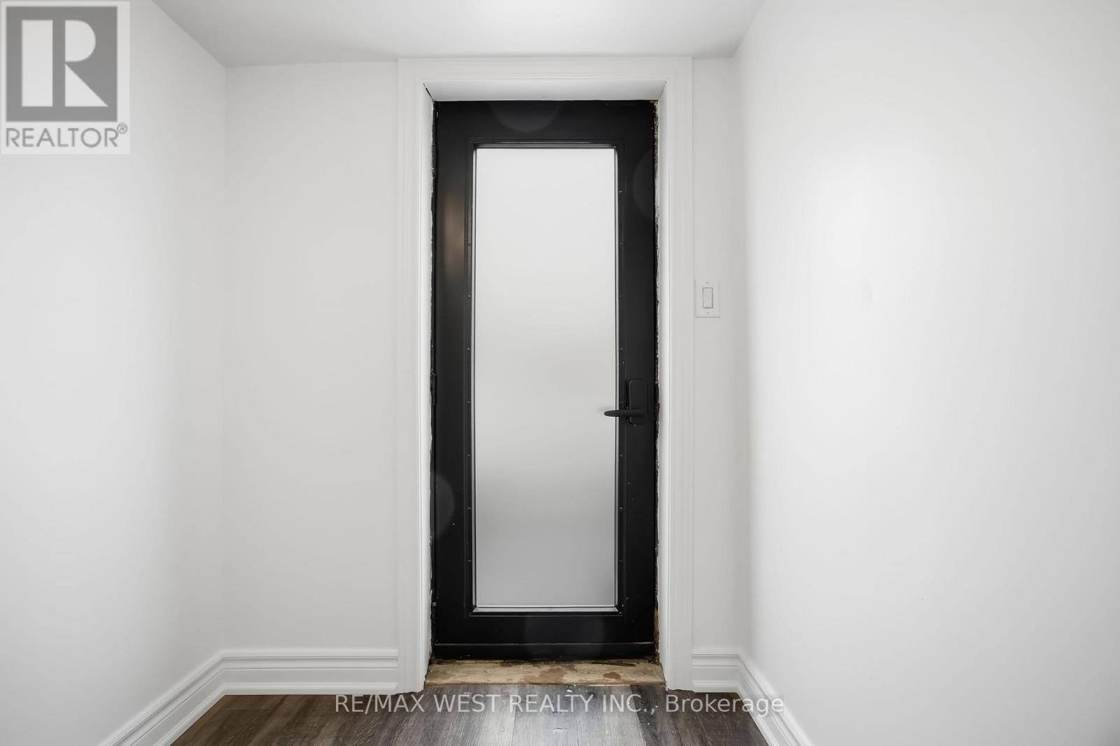 902 Woodbine Avenue, Toronto, Ontario  M4C 4B5 - Photo 32 - E12816118