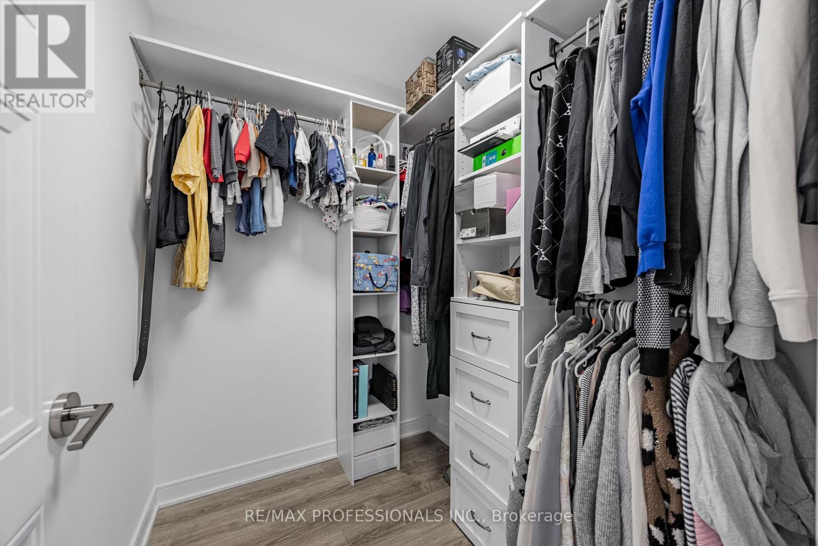 906 - 25 Neighbourhood Lane, Toronto, Ontario  M8Y 0C4 - Photo 13 - W12816152