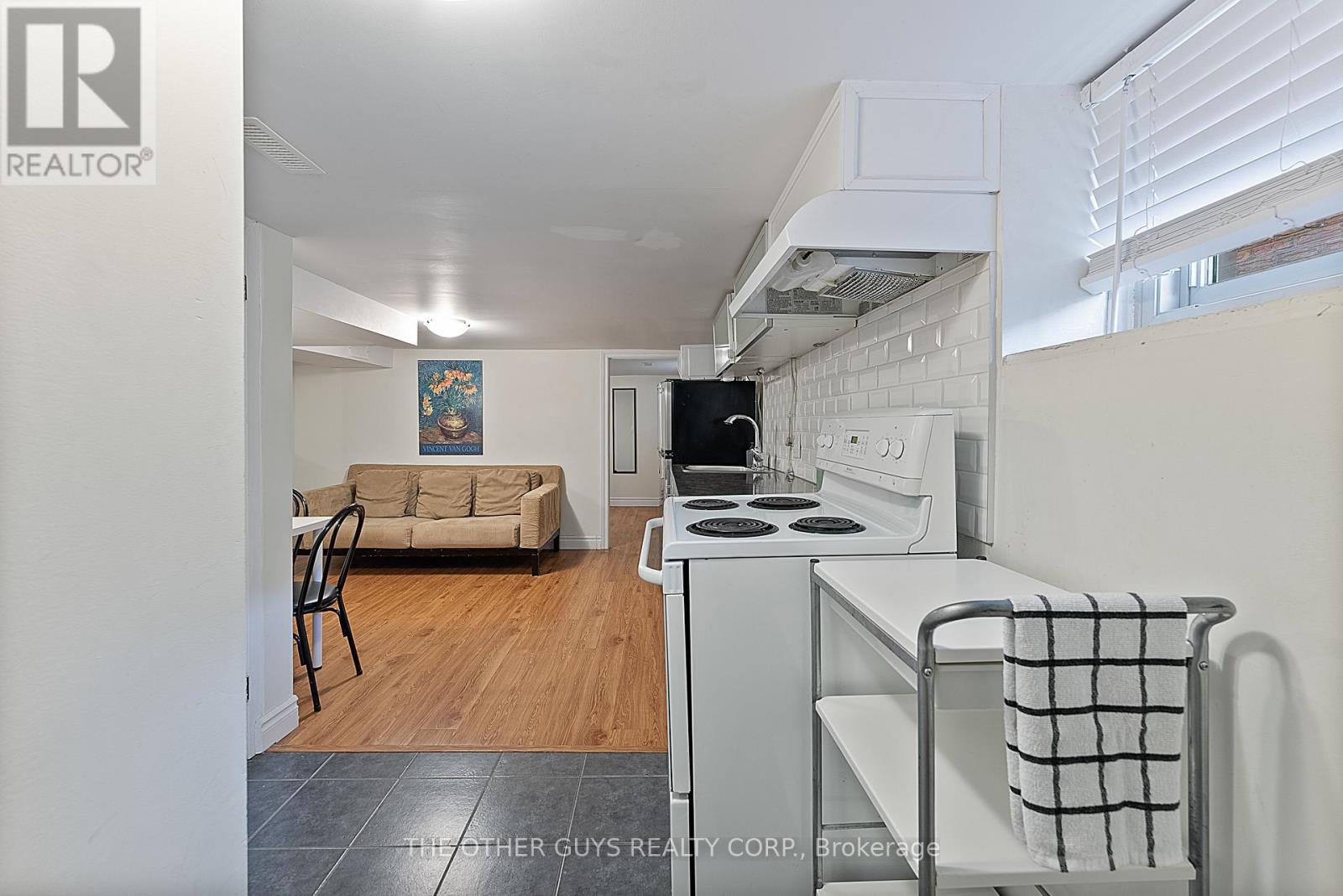 LOWER - 32 CHAMBERLAIN AVENUE