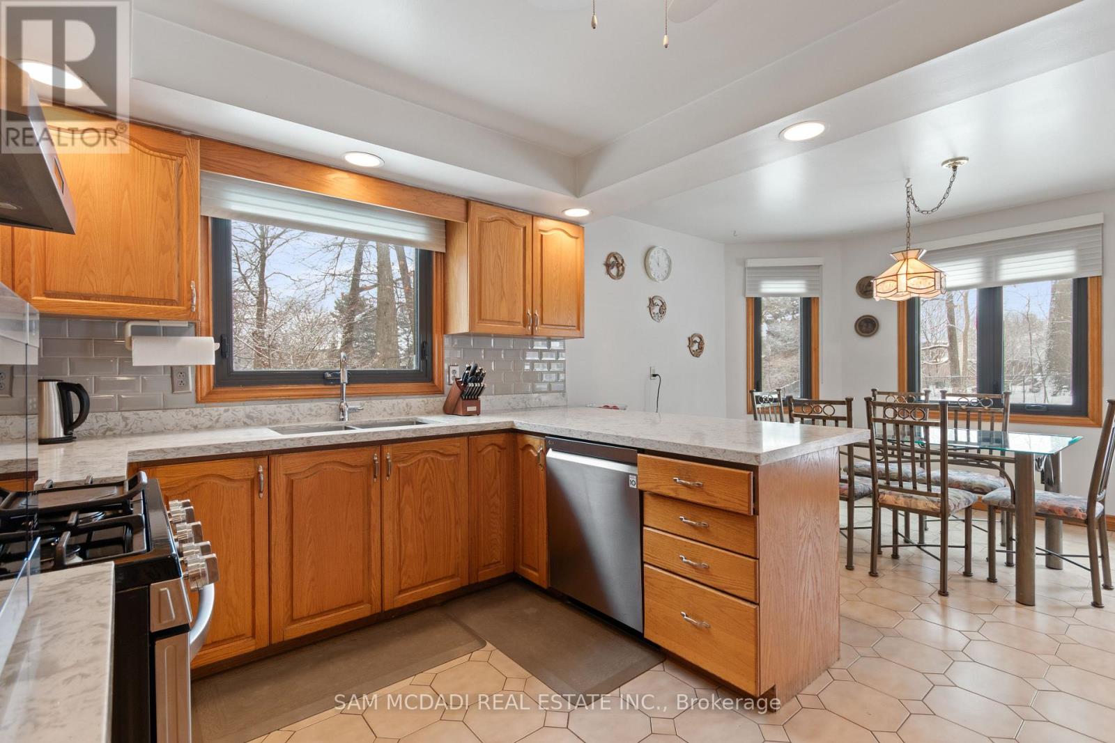 4175 Renoak Court, Mississauga, Ontario  L5C 4K2 - Photo 11 - W12816230