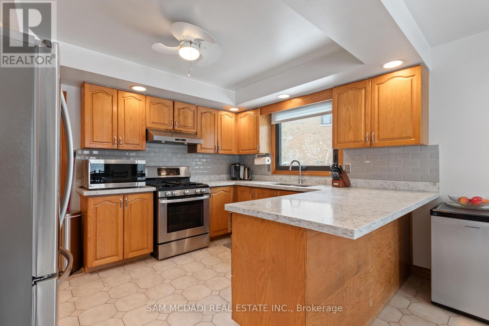 4175 Renoak Court, Mississauga, Ontario  L5C 4K2 - Photo 12 - W12816230