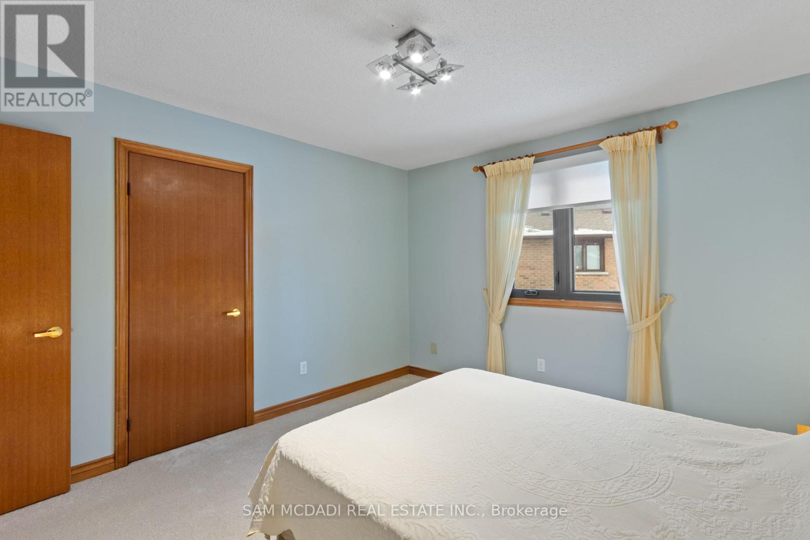 4175 Renoak Court, Mississauga, Ontario  L5C 4K2 - Photo 23 - W12816230