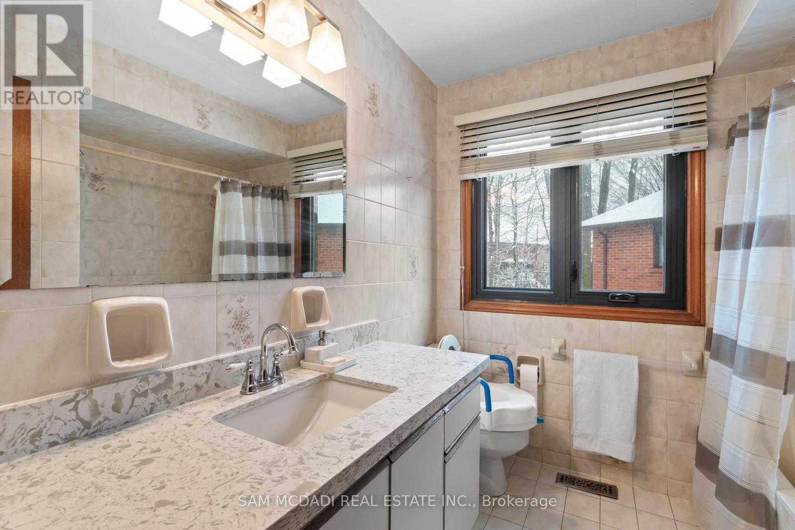 4175 Renoak Court, Mississauga, Ontario  L5C 4K2 - Photo 29 - W12816230