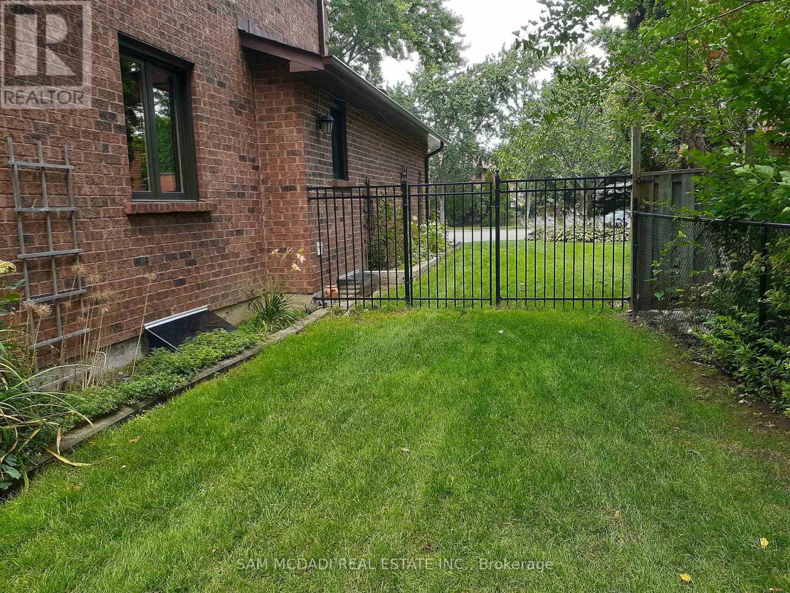 4175 Renoak Court, Mississauga, Ontario  L5C 4K2 - Photo 43 - W12816230