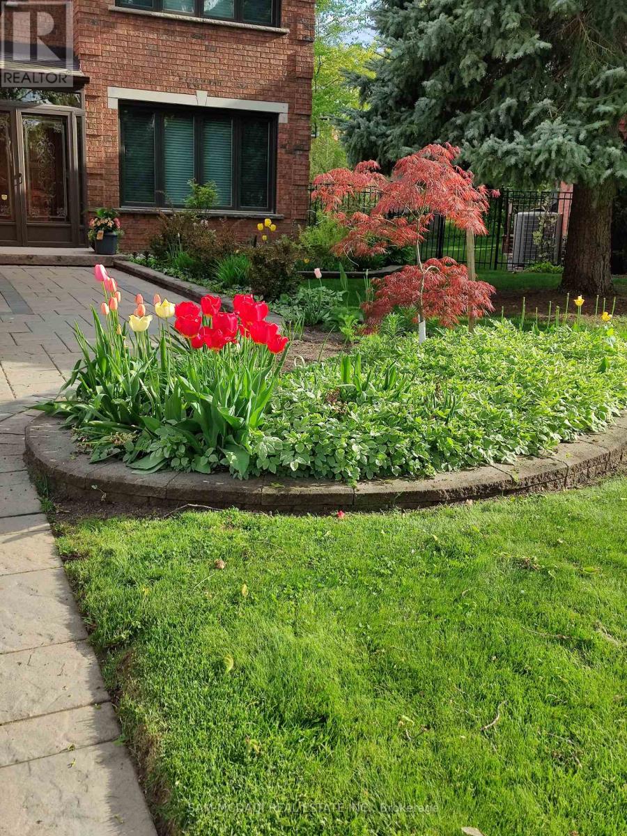 4175 Renoak Court, Mississauga, Ontario  L5C 4K2 - Photo 48 - W12816230