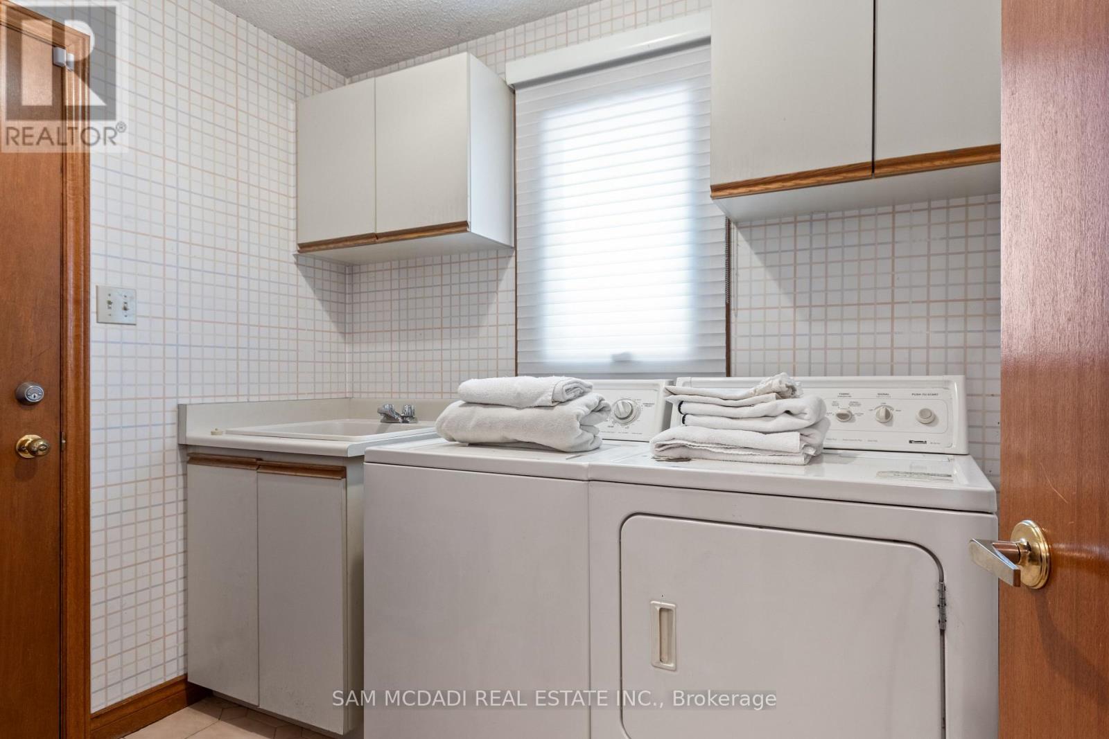 4175 Renoak Court, Mississauga, Ontario  L5C 4K2 - Photo 5 - W12816230