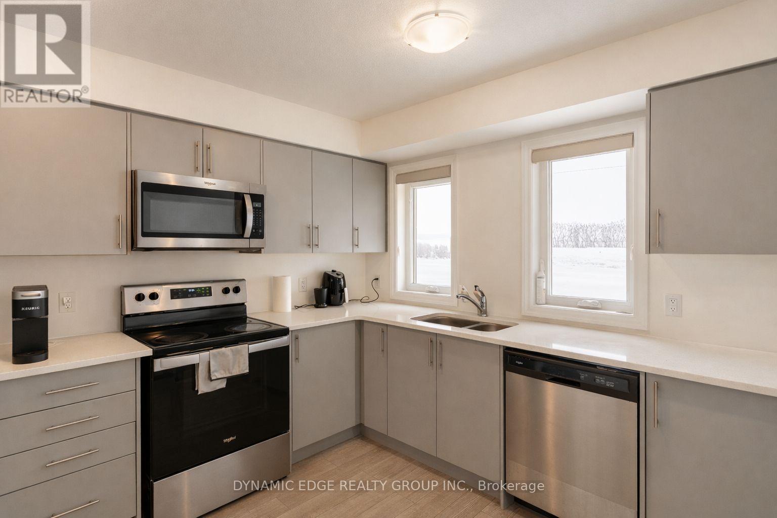 25 - 235 CHAPEL HILL DRIVE, Kitchener, Ontario