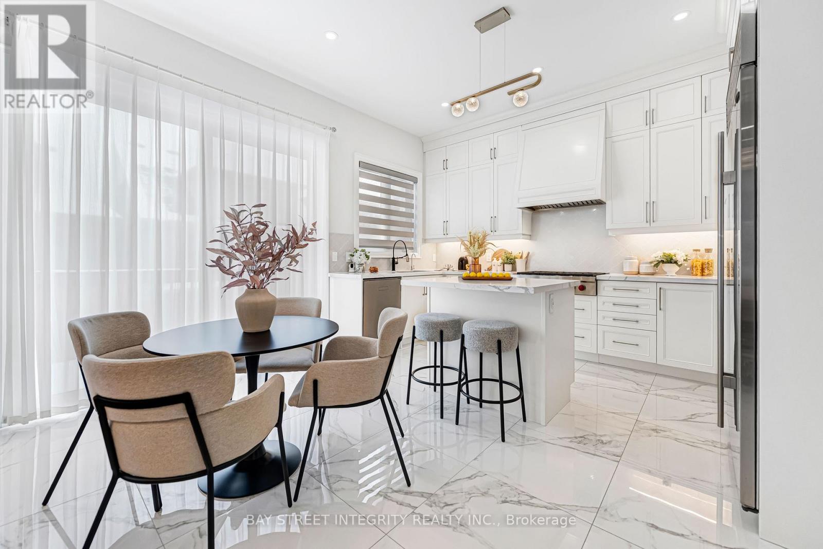 118 Milky Way Drive, Richmond Hill, Ontario  L4C 4M8 - Photo 10 - N12809798