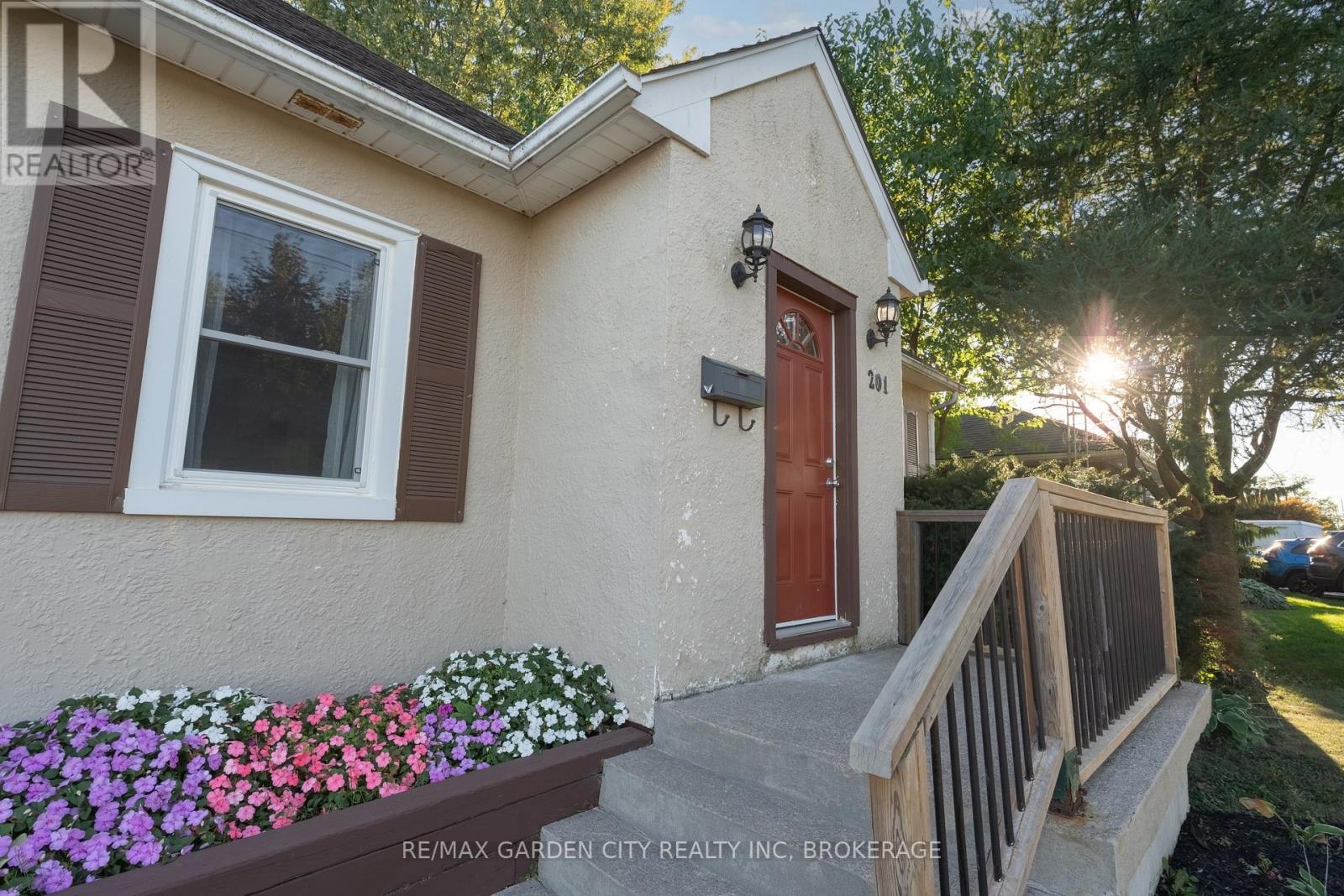 201 Thorold Road, Welland, Ontario L3C 3V9 - Photo 2 - X12816340