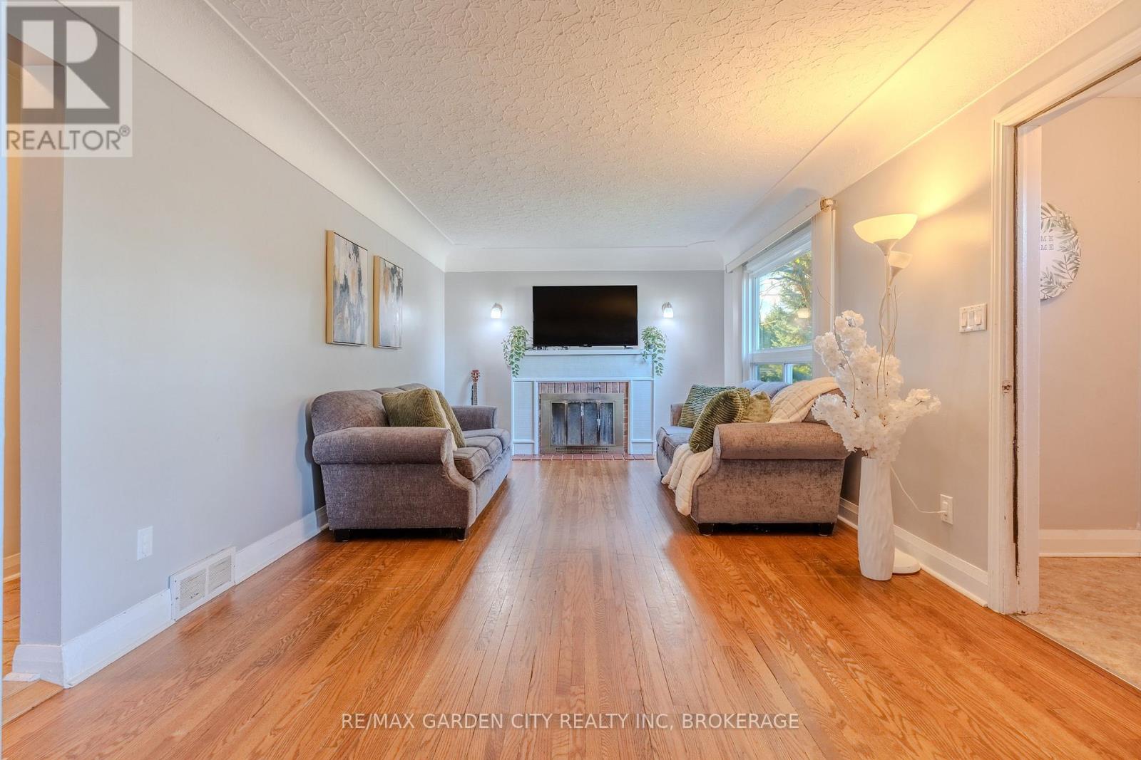 201 Thorold Road, Welland, Ontario L3C 3V9 - Photo 3 - X12816340