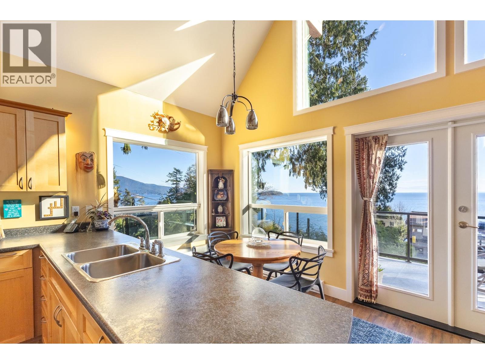 1051 Gower Point Road, Gibsons, British Columbia  V0N 1V3 - Photo 5 - R3092421