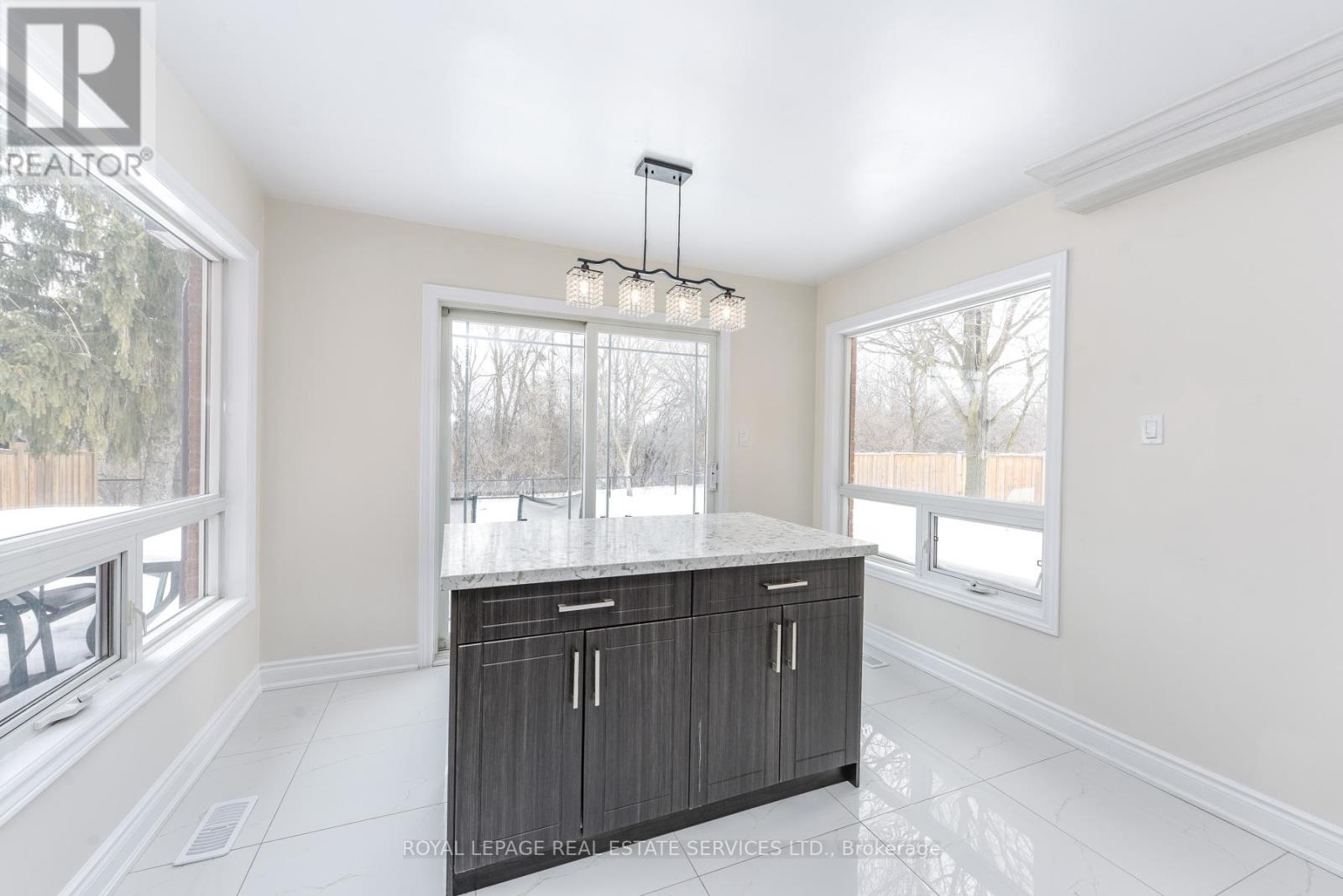 18 Tremont Court, Brampton, Ontario  L6Z 4C8 - Photo 9 - W12798422