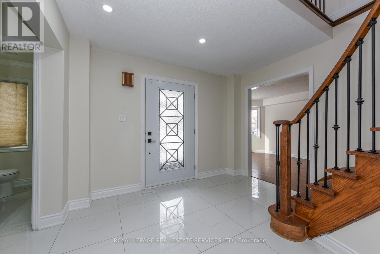 18 Tremont Court, Brampton, Ontario  L6Z 4C8 - Photo 4 - W12798422