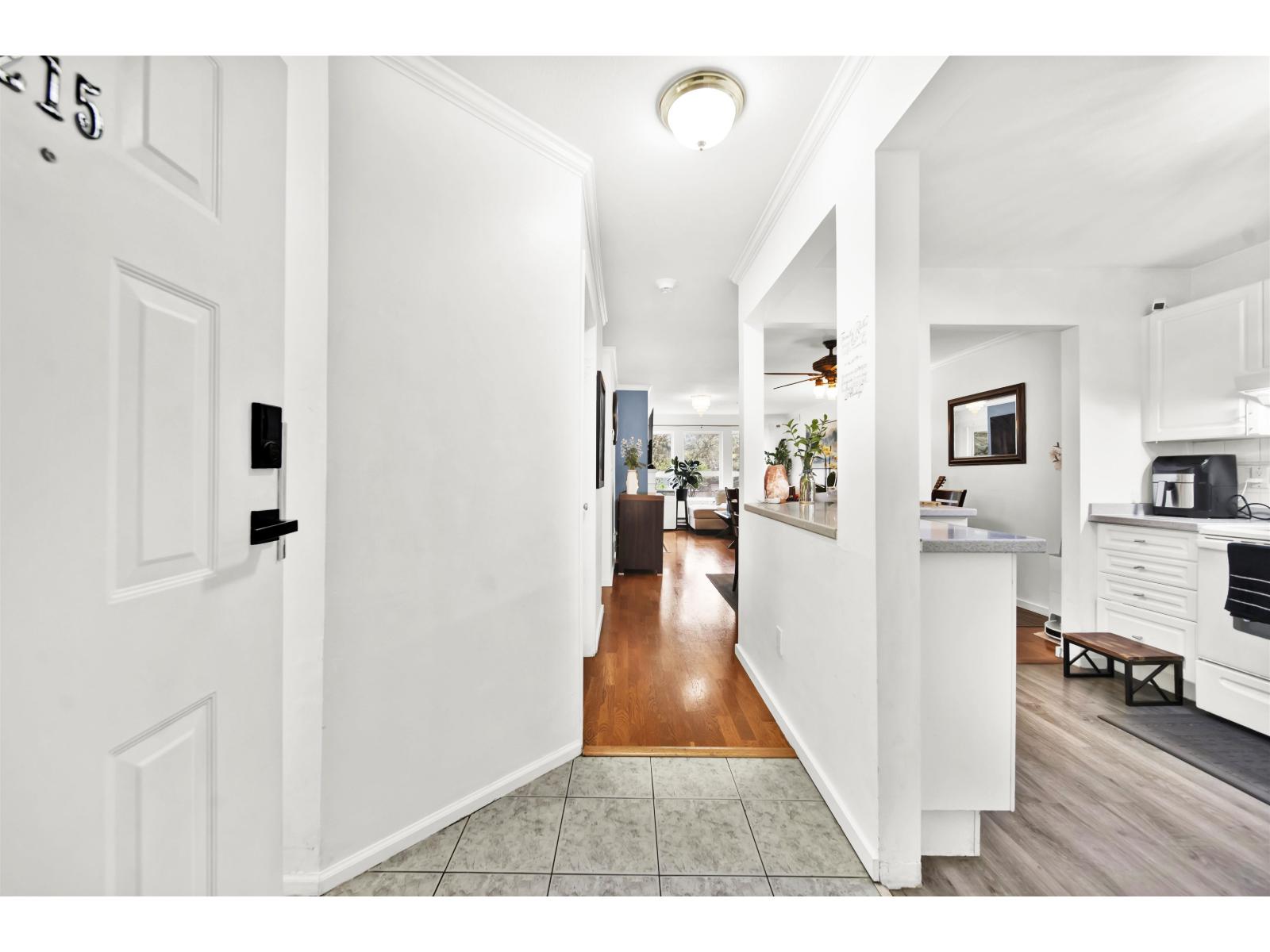 215 9626 148 Street, Surrey, British Columbia  V3R 0W2 - Photo 3 - R3093117