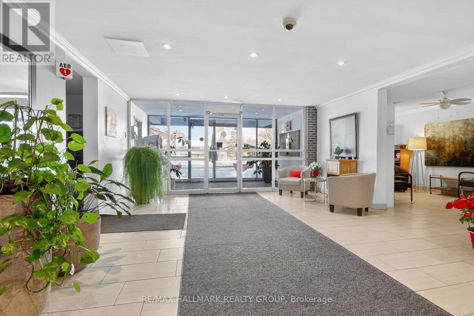 407 - 2400 Virginia Drive, Ottawa, Ontario  K1H 8L3 - Photo 3 - X12816586