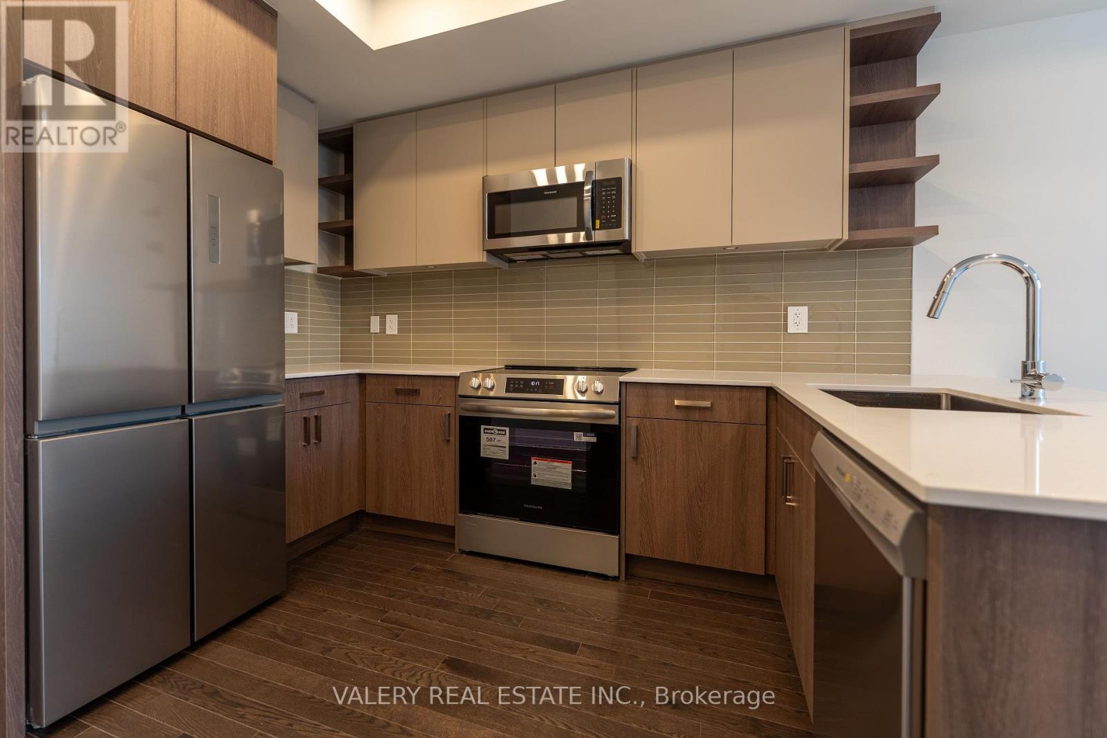 18 Grn Grdns Boulevard, Toronto, Ontario  M6A 0E7 - Photo 5 - C12816468