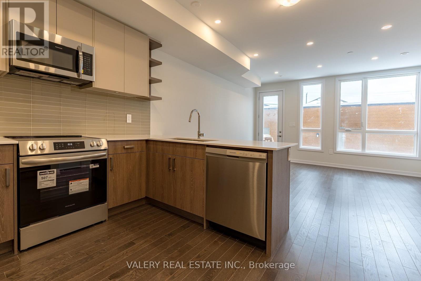 18 Grn Grdns Boulevard, Toronto, Ontario  M6A 0E7 - Photo 6 - C12816468