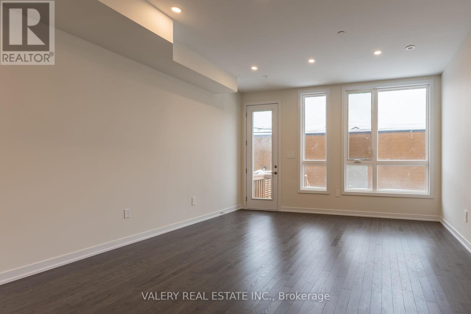 18 Grn Grdns Boulevard, Toronto (Englemount-Lawrence), Ontario  M6A 0E7 - Photo 7 - C12816468