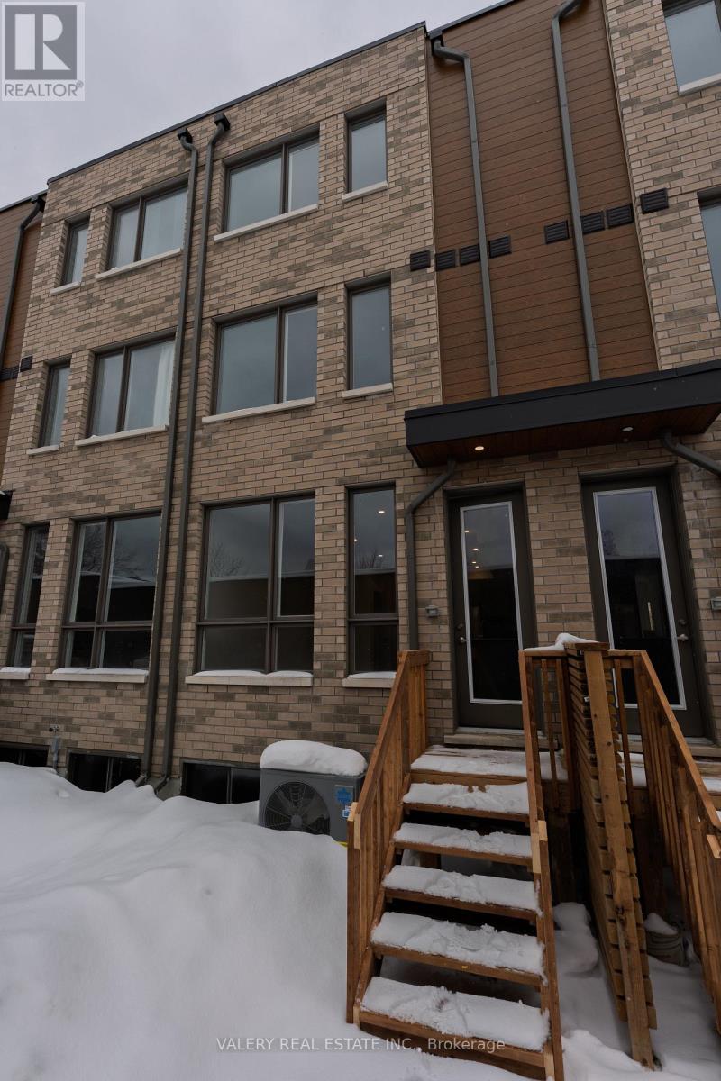 18 Grn Grdns Boulevard, Toronto, Ontario  M6A 0E7 - Photo 9 - C12816468