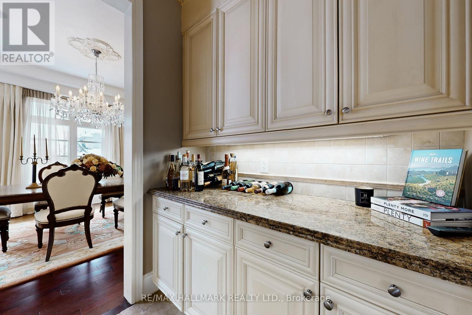 123 Carisbrooke Circle, Aurora, Ontario  L4G 0K4 - Photo 19 - N12816476