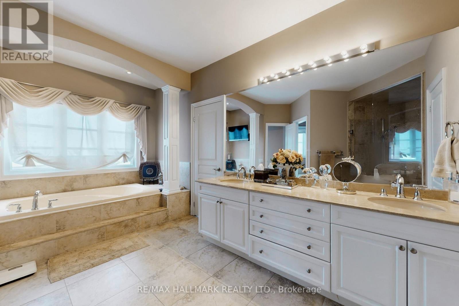 123 Carisbrooke Circle, Aurora, Ontario  L4G 0K4 - Photo 31 - N12816476