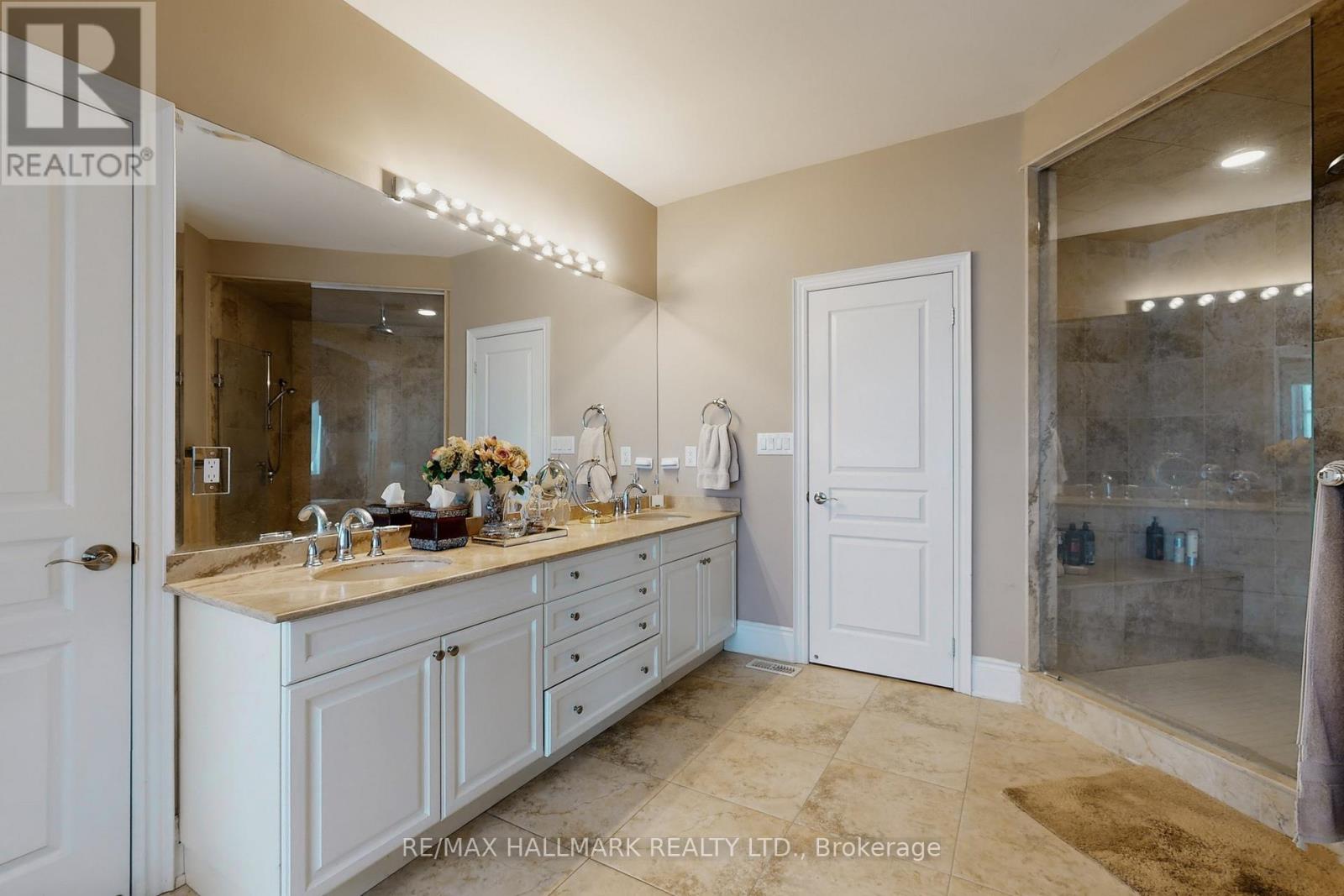 123 Carisbrooke Circle, Aurora, Ontario  L4G 0K4 - Photo 32 - N12816476