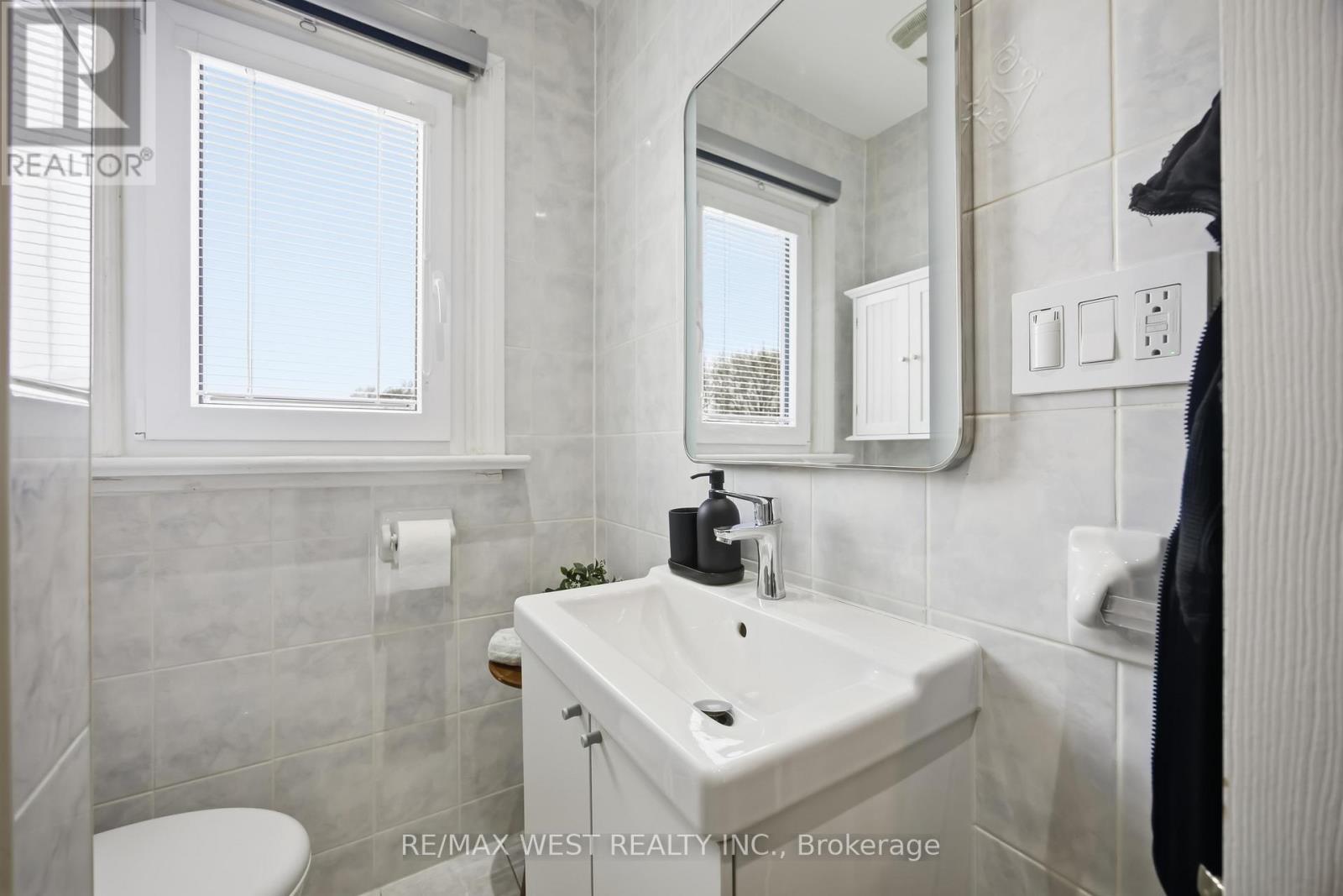 902 Woodbine Avenue, Toronto, Ontario  M4C 4B5 - Photo 26 - E12816118