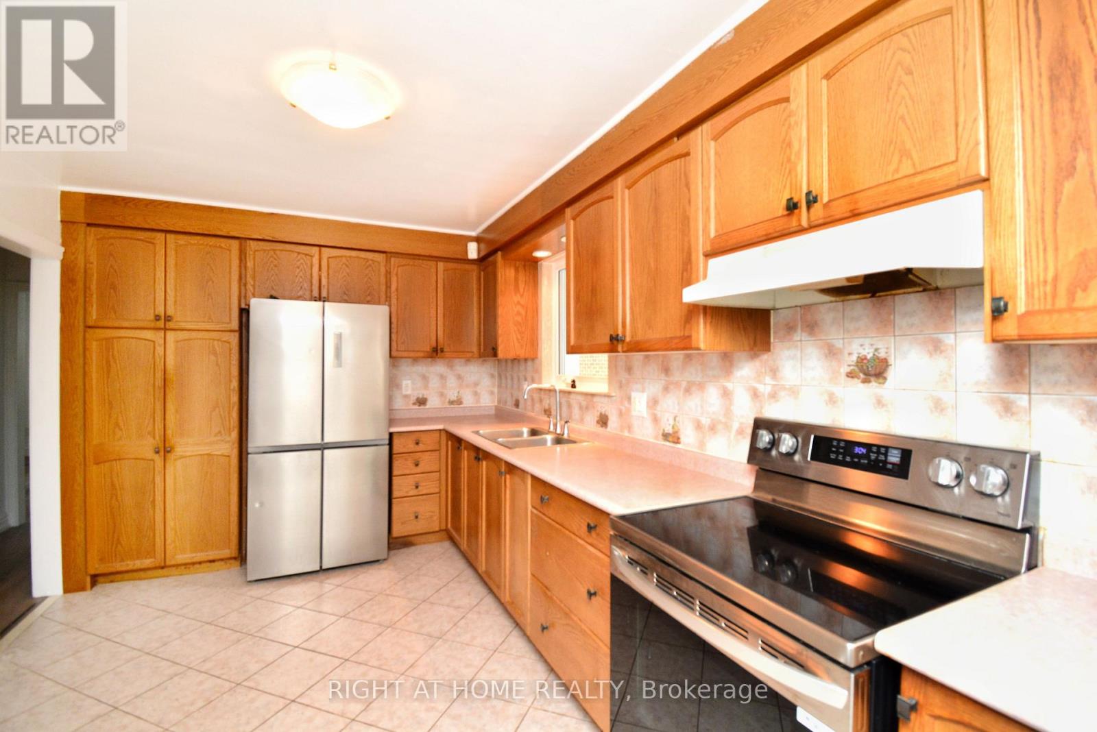 22 Landour Avenue, Toronto, Ontario  M6M 4J4 - Photo 10 - W12816404