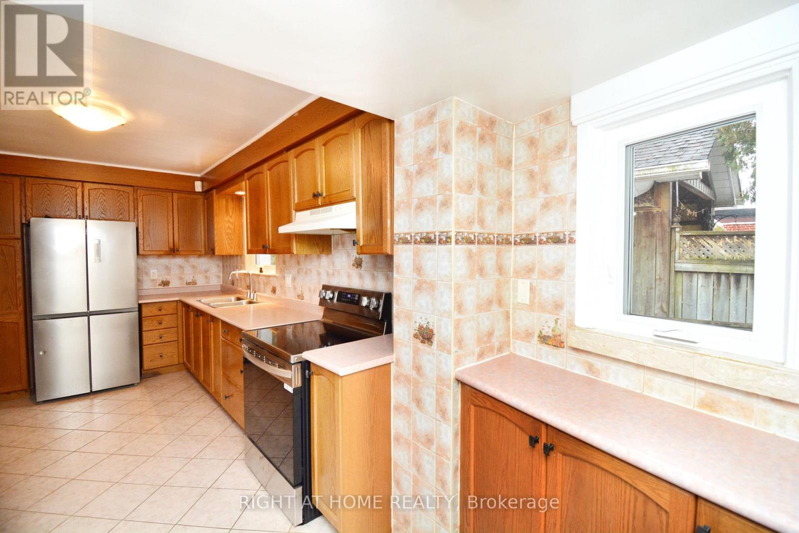 22 Landour Avenue, Toronto, Ontario  M6M 4J4 - Photo 11 - W12816404