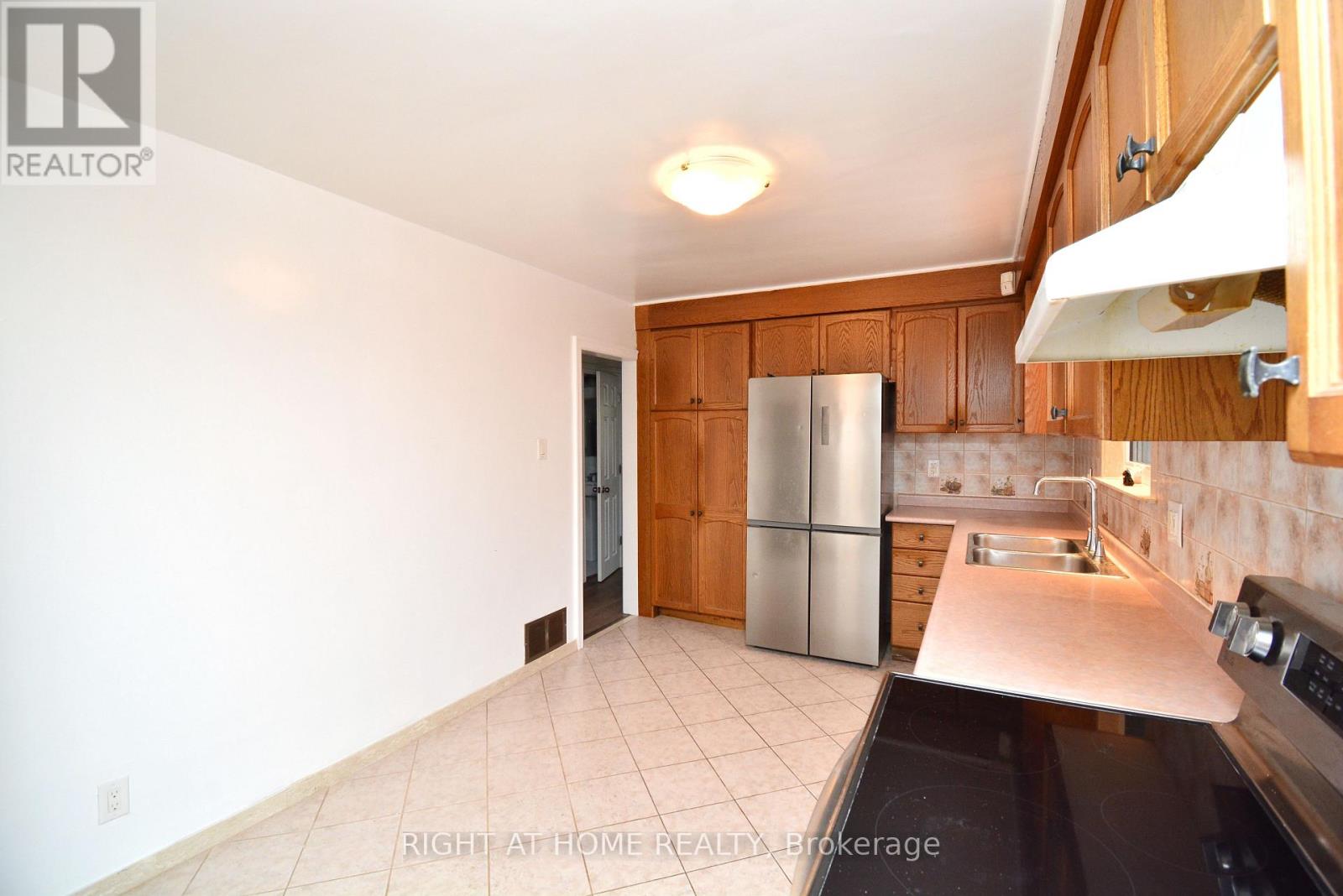 22 Landour Avenue, Toronto, Ontario  M6M 4J4 - Photo 12 - W12816404