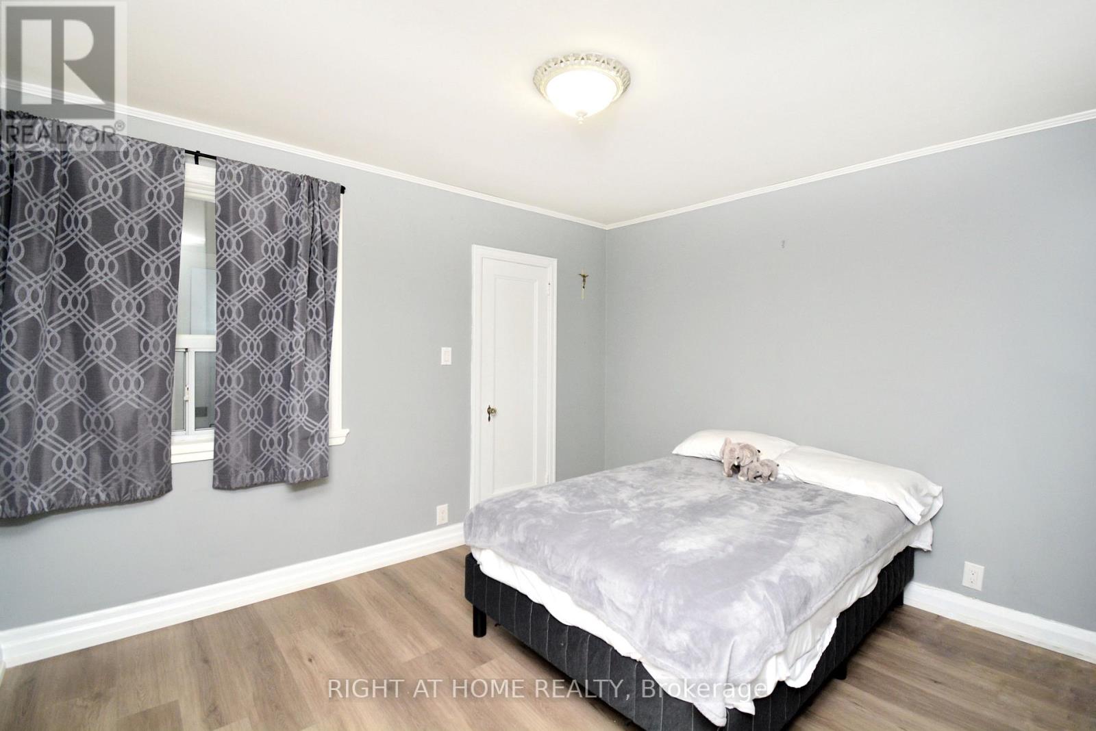 22 Landour Avenue, Toronto, Ontario  M6M 4J4 - Photo 13 - W12816404