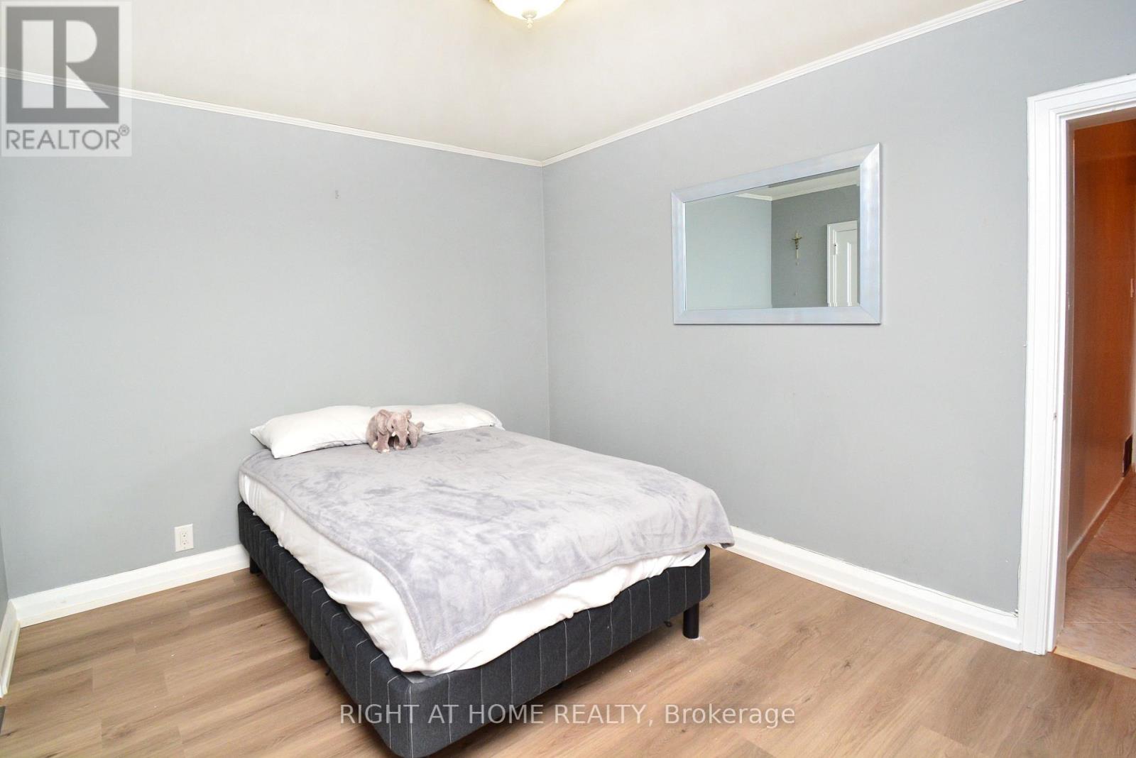 22 Landour Avenue, Toronto, Ontario  M6M 4J4 - Photo 14 - W12816404