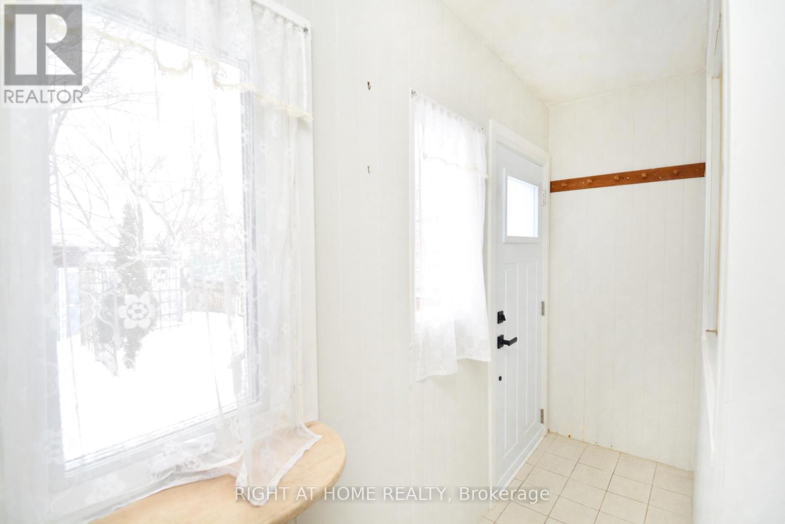 22 Landour Avenue, Toronto, Ontario  M6M 4J4 - Photo 15 - W12816404