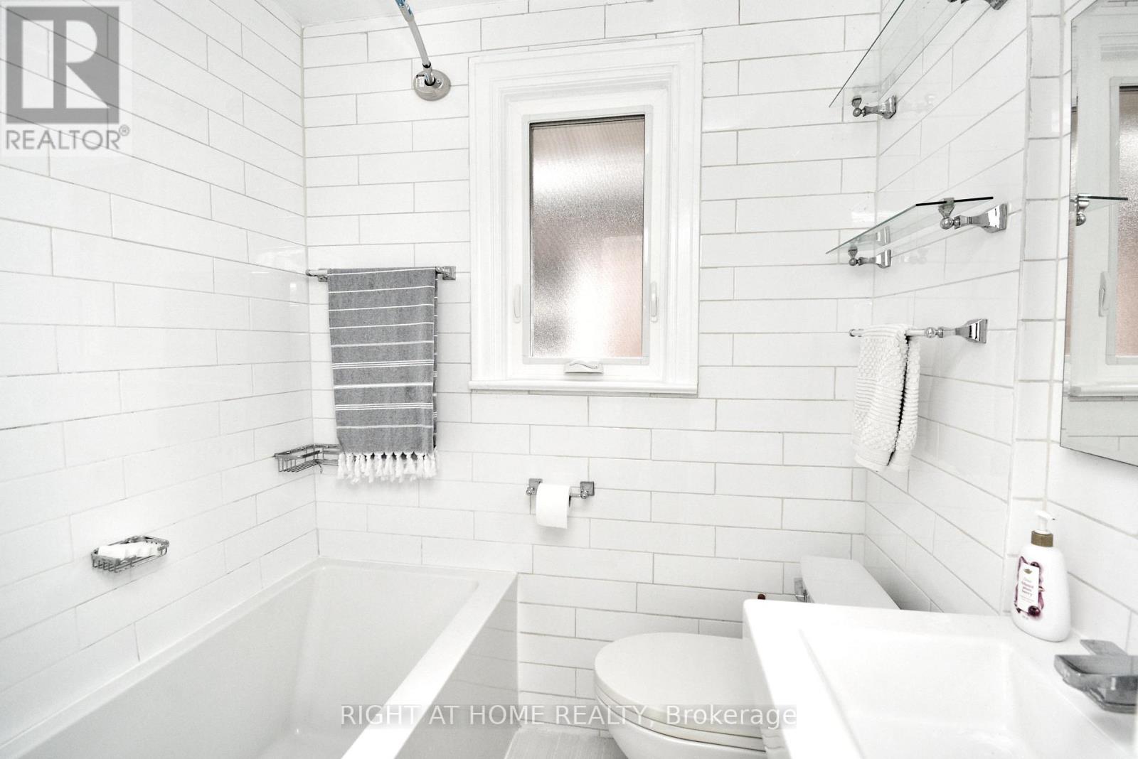 22 Landour Avenue, Toronto, Ontario  M6M 4J4 - Photo 16 - W12816404