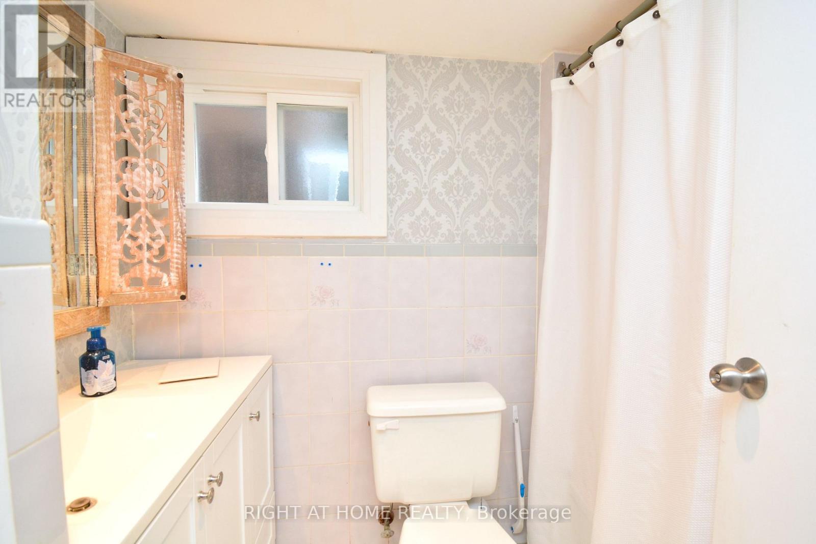 22 Landour Avenue, Toronto, Ontario  M6M 4J4 - Photo 17 - W12816404