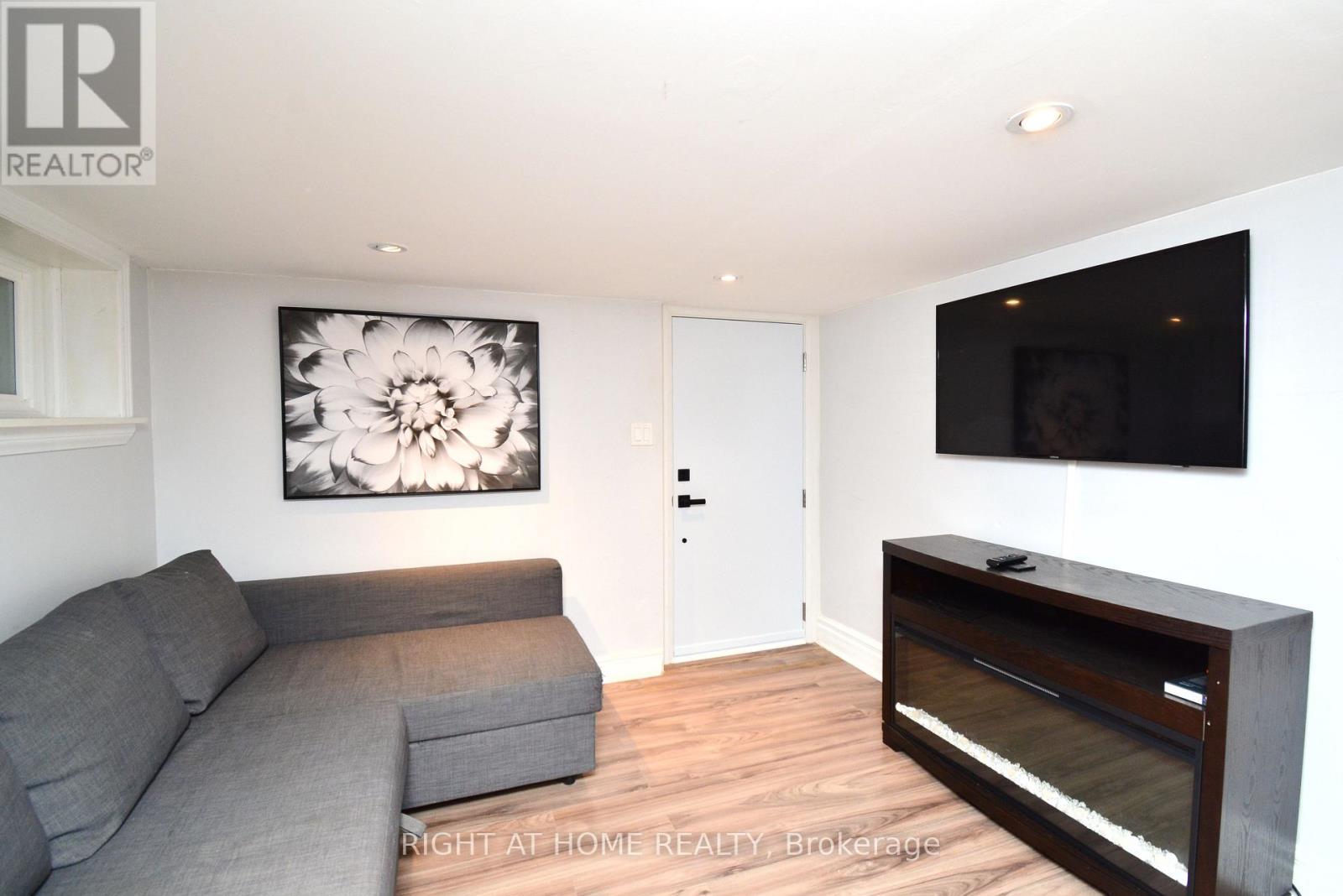 22 Landour Avenue, Toronto, Ontario  M6M 4J4 - Photo 19 - W12816404