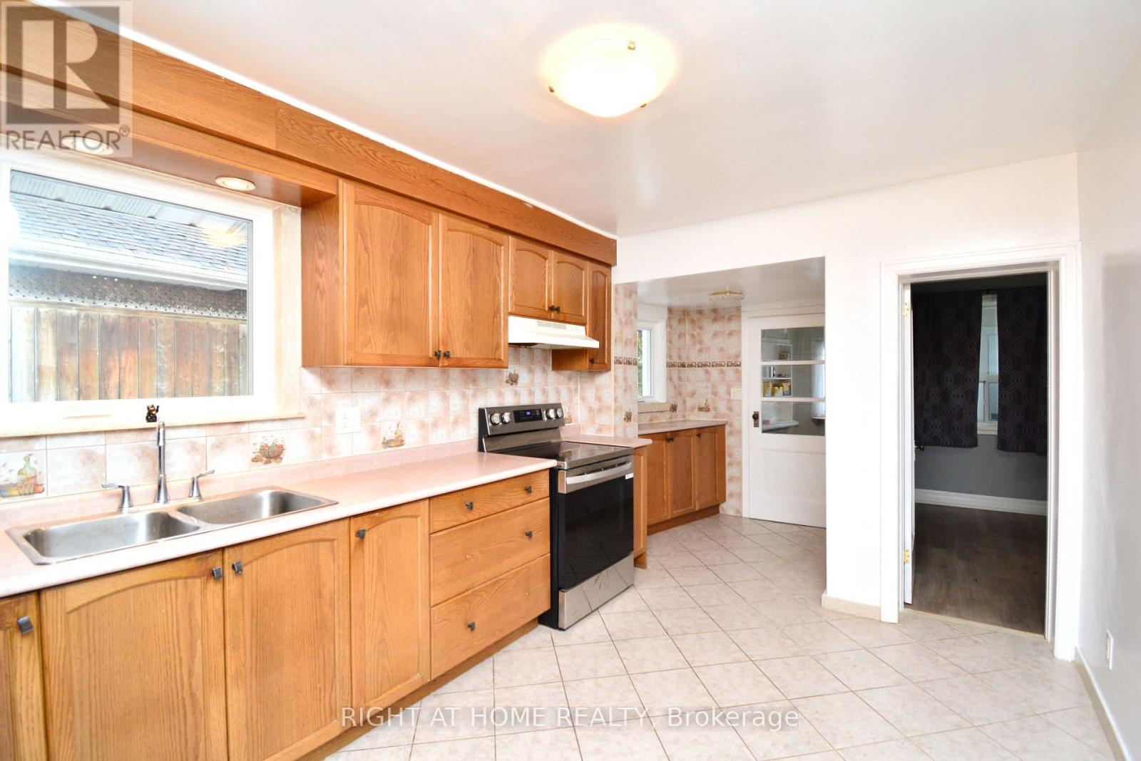 22 Landour Avenue, Toronto, Ontario  M6M 4J4 - Photo 9 - W12816404