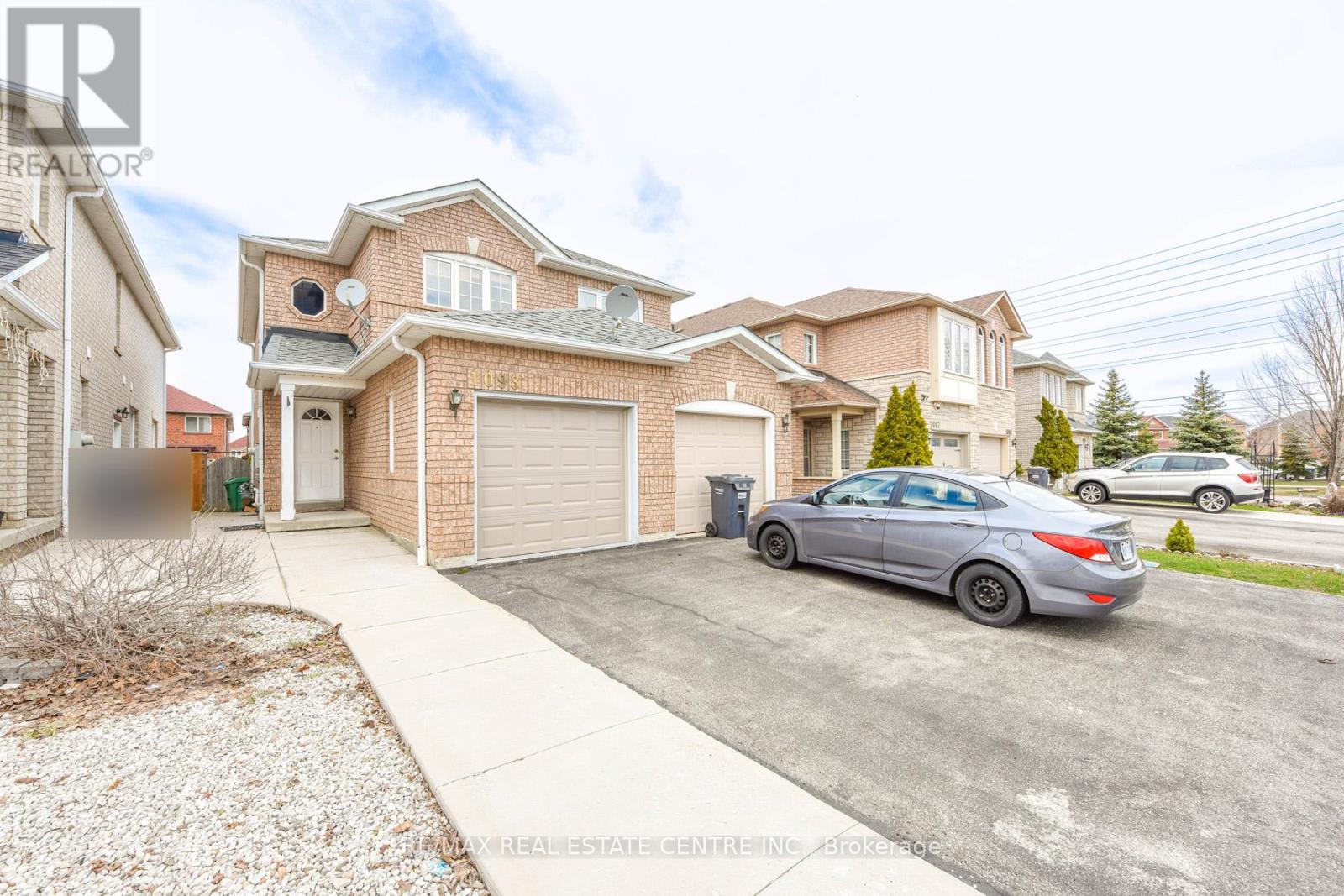 1093 Foxglove Place, Mississauga, Ontario  L5V 2N5 - Photo 3 - W12816464