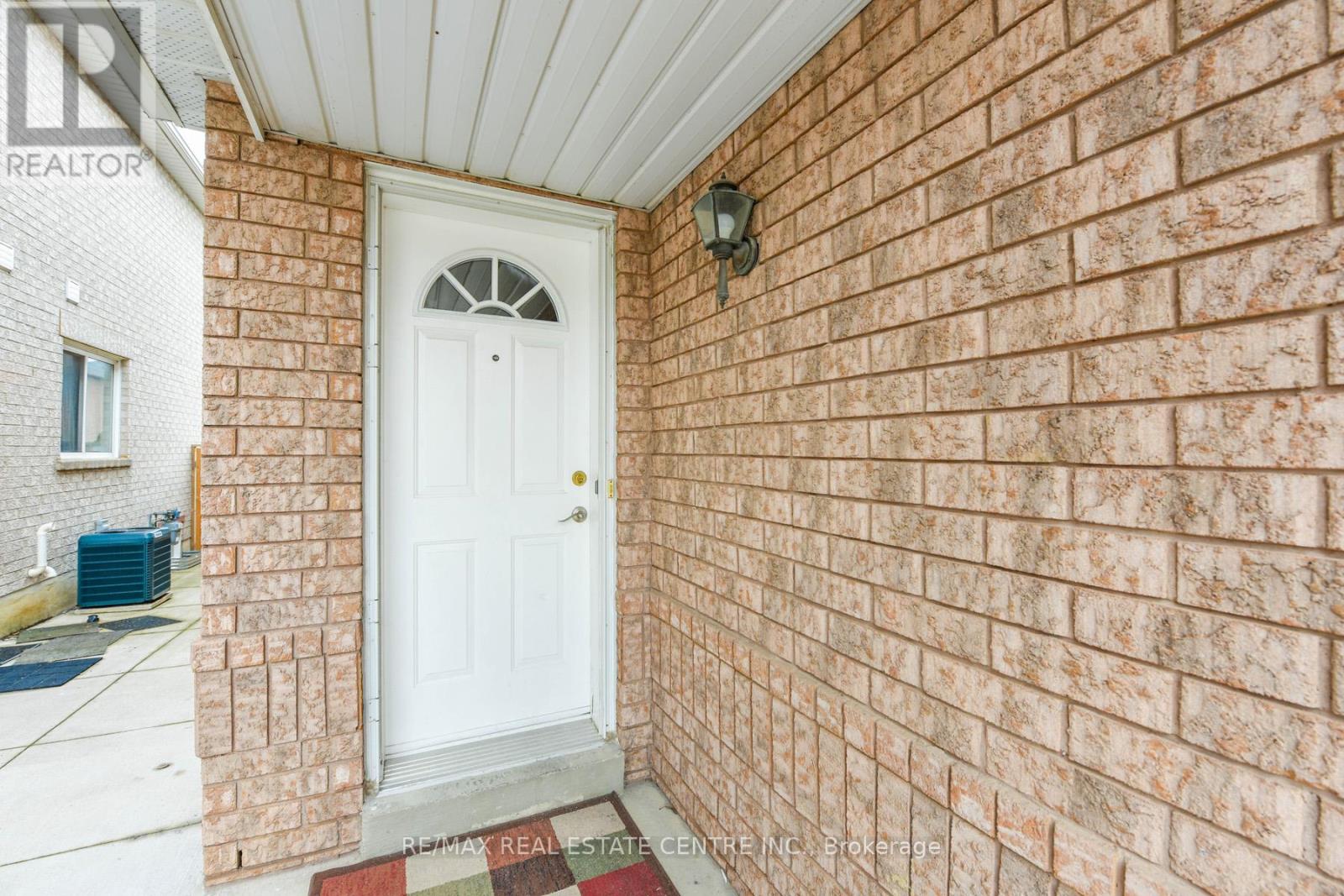 1093 Foxglove Place, Mississauga, Ontario  L5V 2N5 - Photo 5 - W12816464