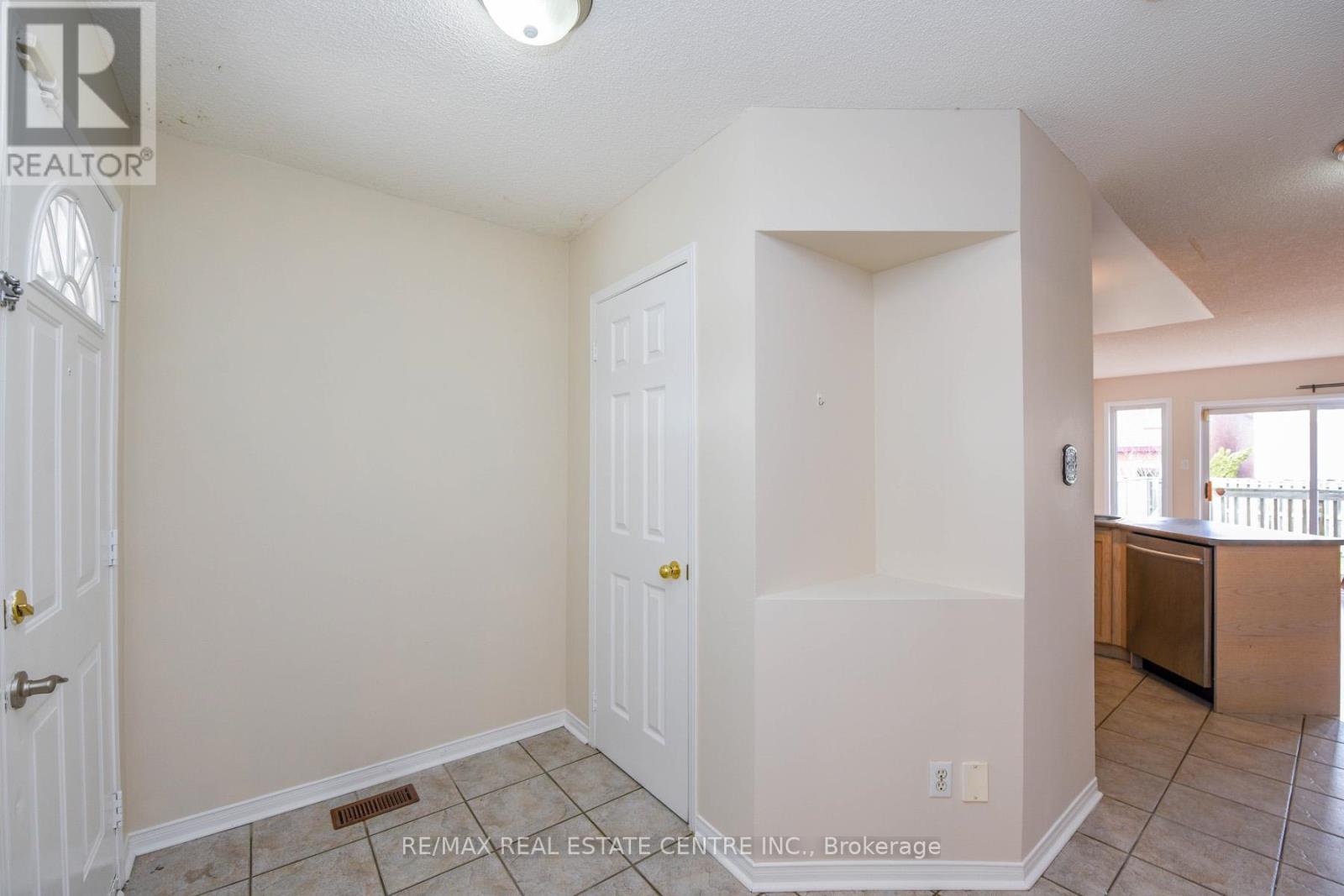 1093 Foxglove Place, Mississauga, Ontario  L5V 2N5 - Photo 8 - W12816464