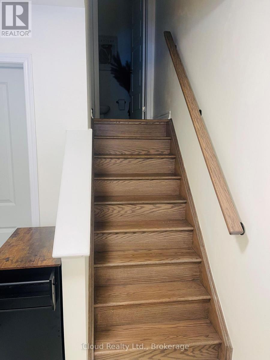 114 Frost Court, Milton, Ontario  L9E 1G4 - Photo 5 - W12816490