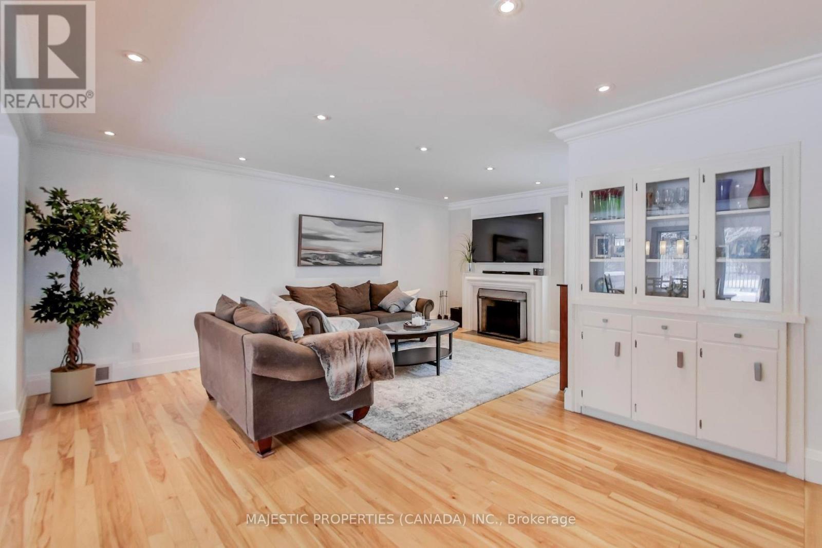 42 Abinger Crescent, Toronto, Ontario  M9B 2Y6 - Photo 6 - W12816560