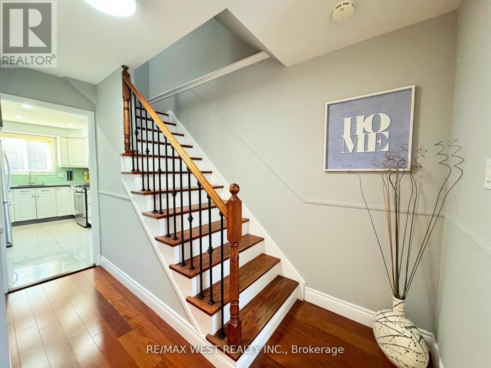 1342 Roylen Road, Oakville, Ontario  L6H 1V4 - Photo 3 - W12816576