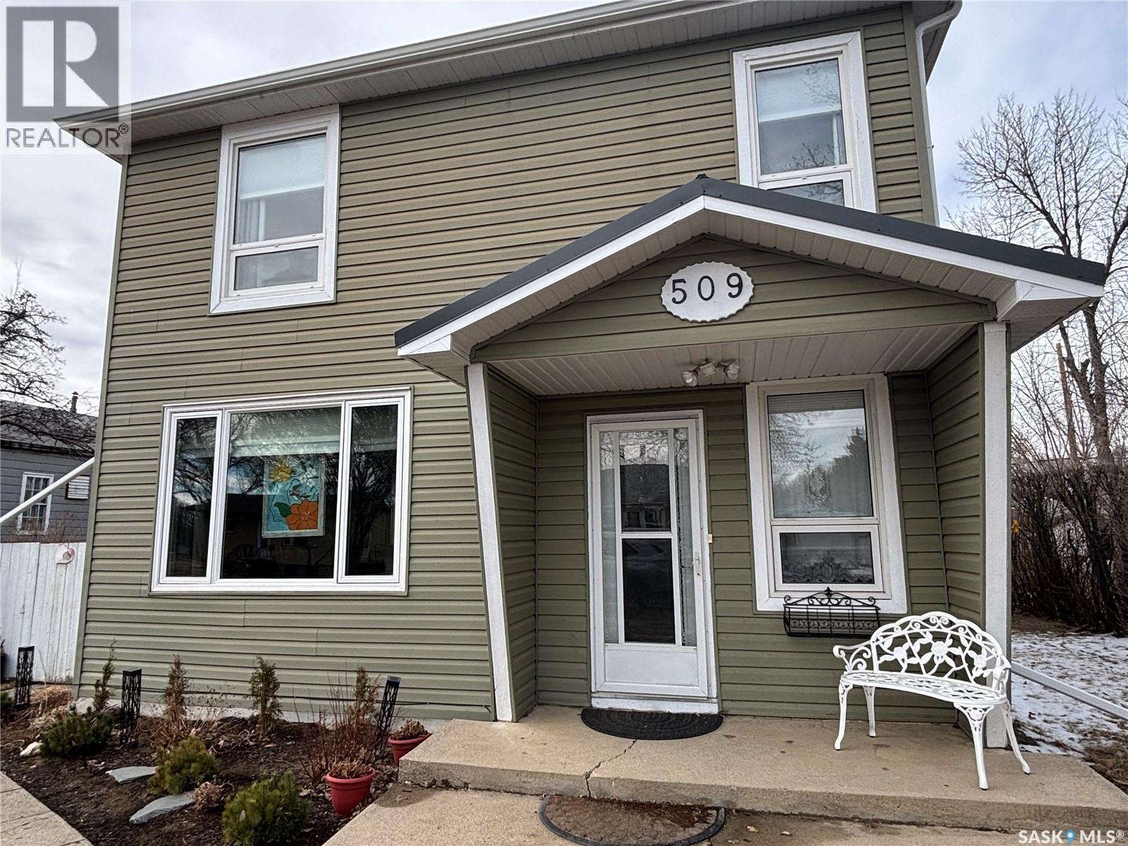 509 Harder Street, Maple Creek, Saskatchewan  S0N 1N0 - Photo 2 - SK029085