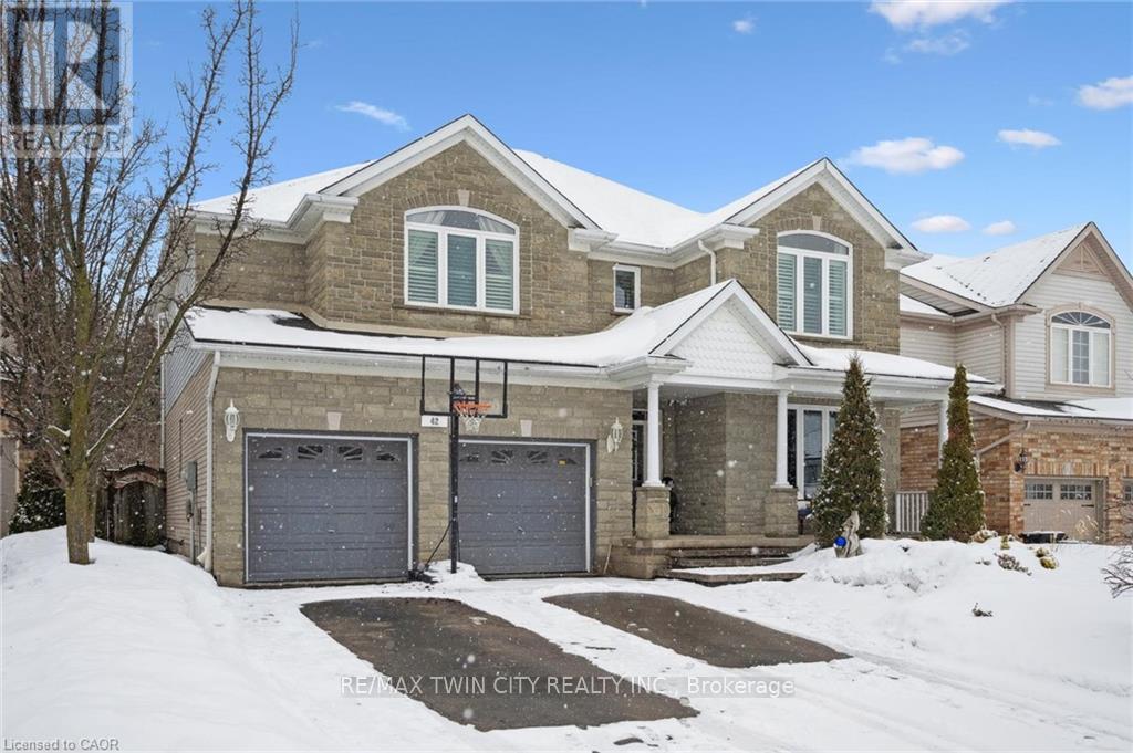 42 Fischer Court, Kitchener, Ontario  N2P 2V9 - Photo 2 - X12816400