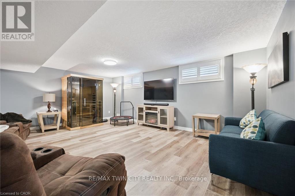 42 Fischer Court, Kitchener, Ontario  N2P 2V9 - Photo 35 - X12816400