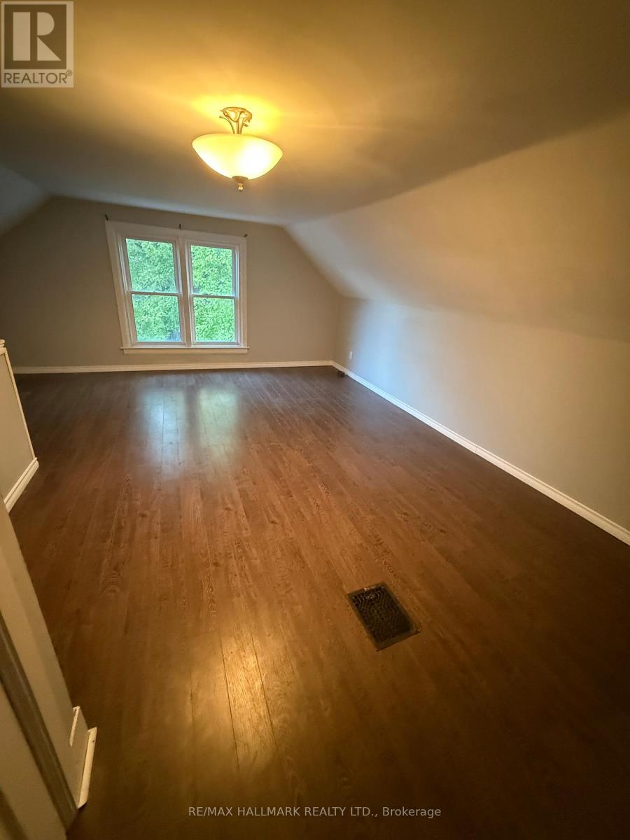 Upper - 46 Grove Street, Welland, Ontario  L3B 4B4 - Photo 1 - X12816442