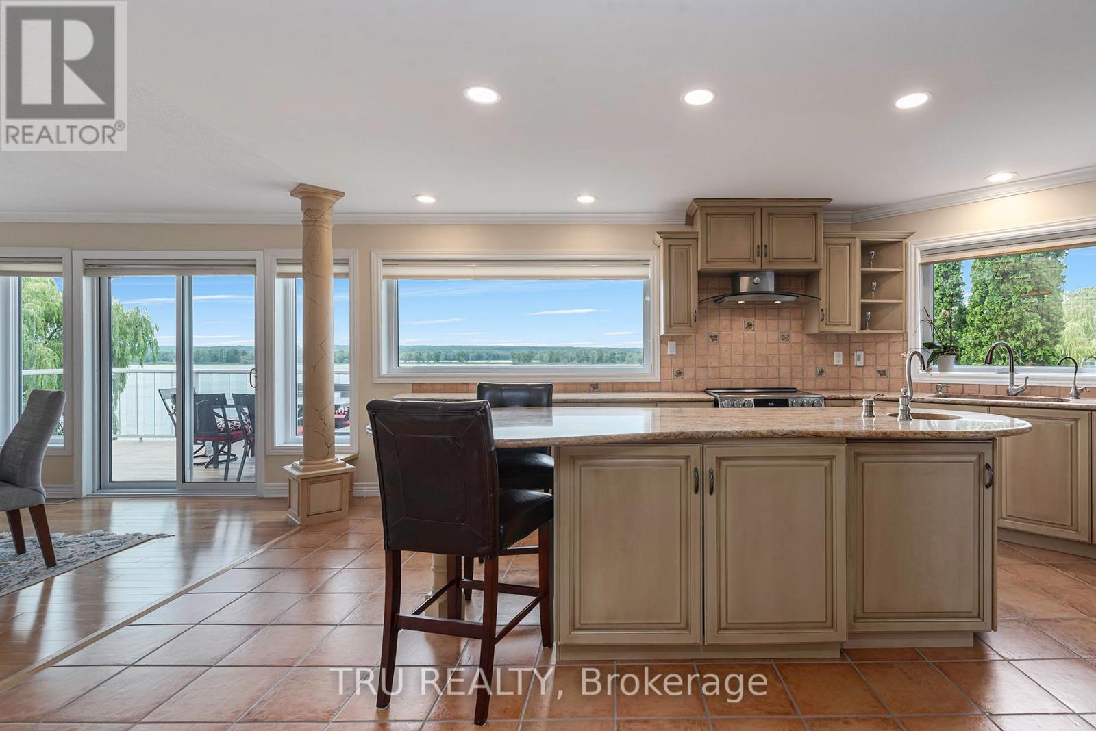 1915 Trans Canada Highway, Ottawa, Ontario  K4C 1H5 - Photo 10 - X12816624