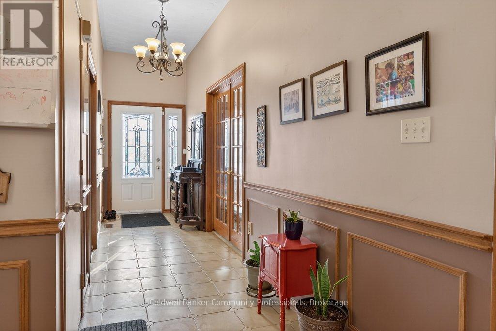 42 Lasila Court, Hamilton, Ontario  L9C 7B6 - Photo 5 - X12816590